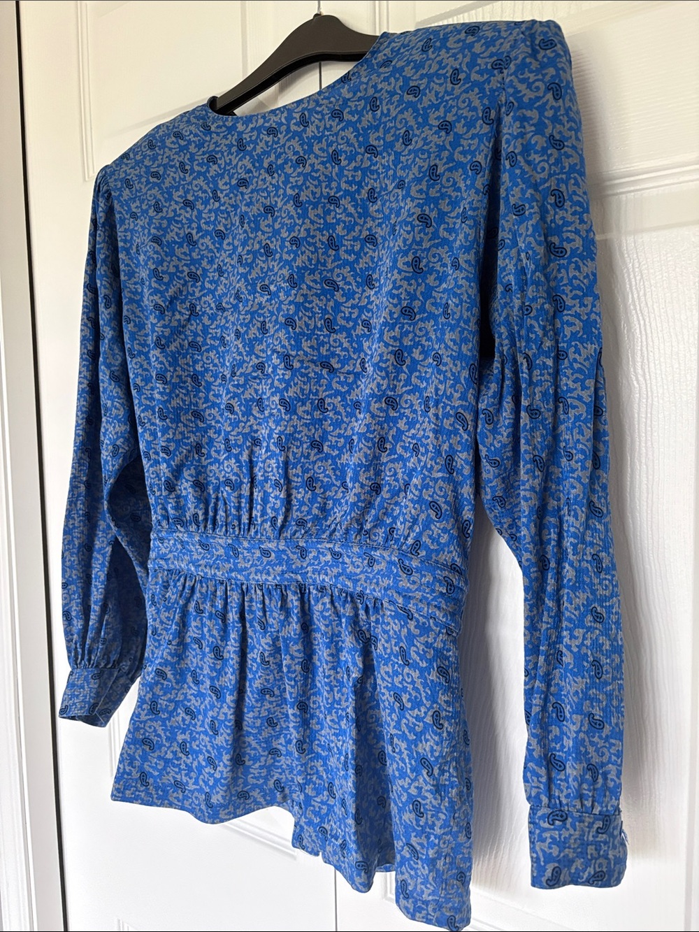 Blue Printed Peplum Blouse 100% Silk fits Sm-Med
P2P 20” waist 15” Length 27”